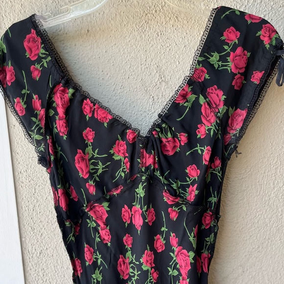 Betsey Johnson 100% silk red rose pattern Lace Trim dress - Picture 3 of 10